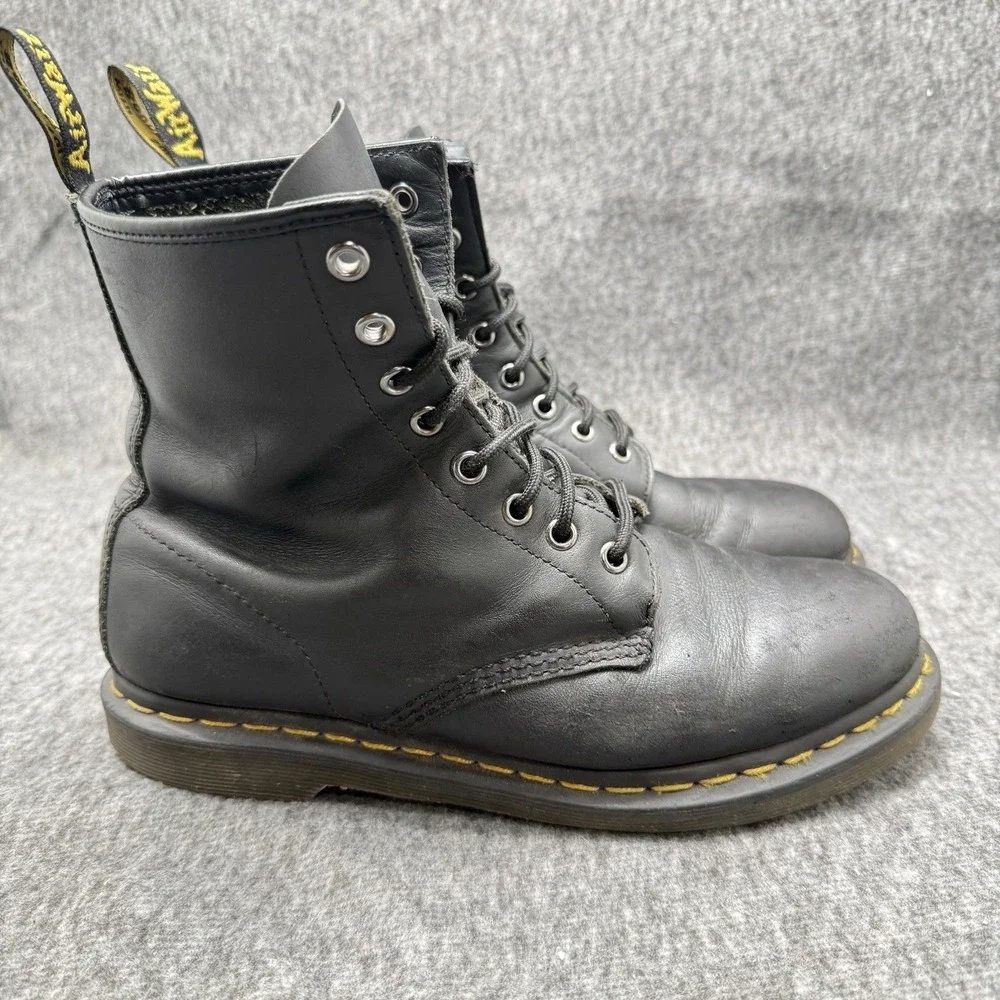 Dr. Martens 1460 Black Leather 8-Eye Lace Up Boots‎ Women's 9 US